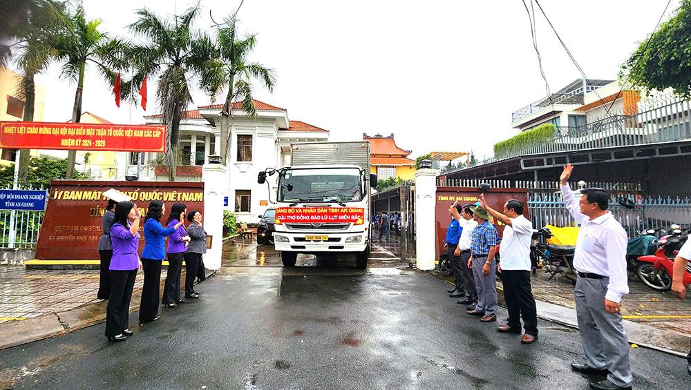 65 tấn hàng của người An Giang tham gia hành trình nhân ái 